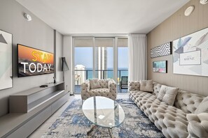 TV - ★★★★★ Luxury Ocean View Retreat with Stunning Views, Pool and Steps to the Beach (Hollywood)