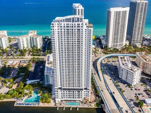 Exterior - ★★★★★ Luxury Ocean View Retreat with Stunning Views, Pool and Steps to the Beach (Hollywood)