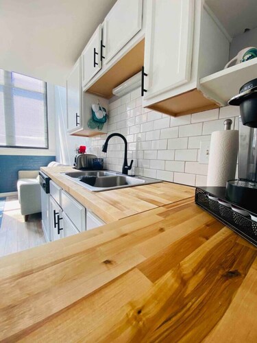 Cozy Downtown Modern Condo in the Heart of it all
