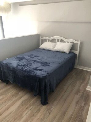 1 bedroom, desk, iron/ironing board, WiFi