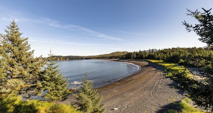Ocean View Cottage: Wake Up to Waves at Friends by the Ocean