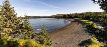 Ocean View Cottage: Wake Up to Waves at Friends by the Ocean