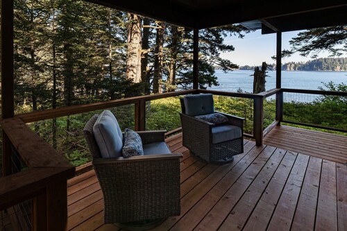 Ocean View Cottage: Wake Up to Waves at Friends by the Ocean