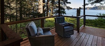 Ocean View Cottage: Wake Up to Waves at Friends by the Ocean