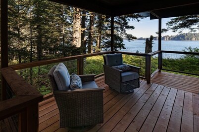 Ocean View Cottage: Wake Up to Waves at Friends by the Ocean