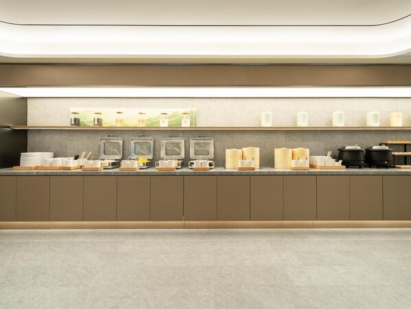 Una cocina moderna con una encimera amplia, equipada con diversos electrodomésticos y utensilios.