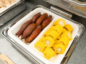 A buffet tray with sweet potatoes and corn on the cob. - Ji Guangzhou Baiyun Intern Conference Center Qifu (Guangzhou)