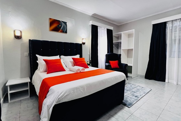 Deluxe Room, 1 King Bed, Private Bathroom | Iron/ironing board, WiFi (free)
