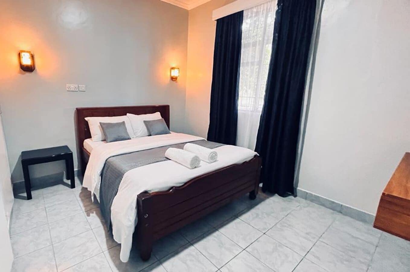 标准房, 1 张特大床, 私人浴室 | 熨斗/熨衣板、免费 WiFi