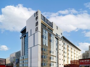 A modern hotel building with a prominent sign on the facade. - Ji Hotel Guangzhou Baiyun Airport Renhe Metro (Guangzhou)