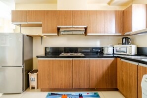 Fridge, microwave, stovetop, coffee/tea maker