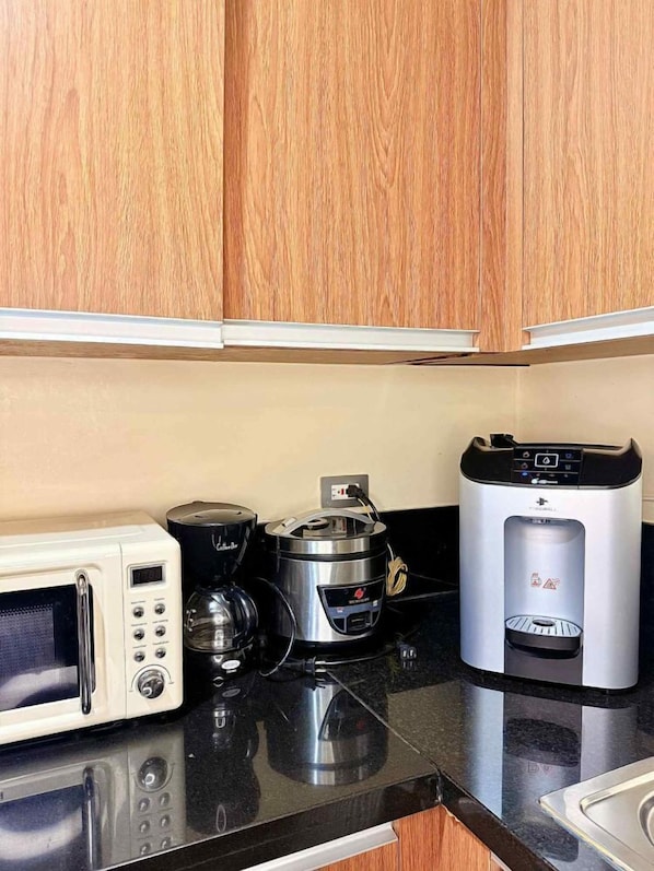 Refrigerador, microondas, placa de cocina, cafetera/tetera