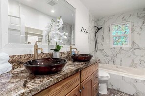Douche, séchoir à cheveux, serviettes fournies, shampooing