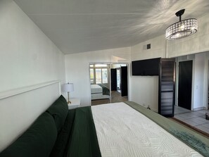 2 Schlafzimmer, Schreibtisch, Bügeleisen/Bügelbrett, Reisekinderbett