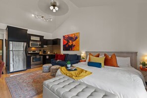 Tabla de planchar con plancha, wifi y ropa de cama 