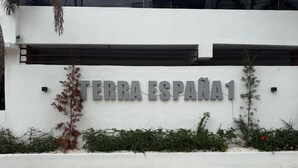 Pared blanca con el texto "TERRA ESPAÑA1" que indica el nombre de la propiedad.