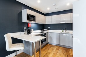 Réfrigérateur, four à micro-ondes, lave-vaisselle, grille-pain