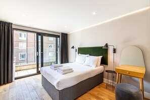 3 slaapkamers, een bureau, een strijkplank/strijkijzer, internet