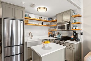 Mikrobølgeovn, ovn, kokeplater og oppvaskmaskin