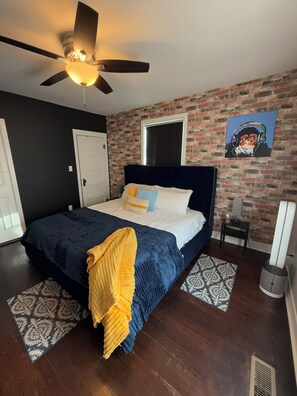 2 dormitoris, planxa i posts de planxar i un bressol de viatge 