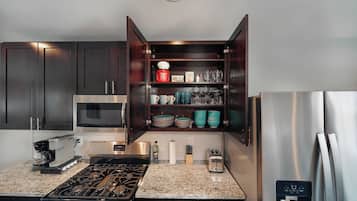 Refrigerador, microondas, horno y parrilla de estufa