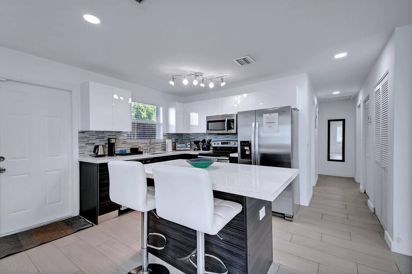 Réfrigérateur, micro-ondes, four, plaque de cuisson