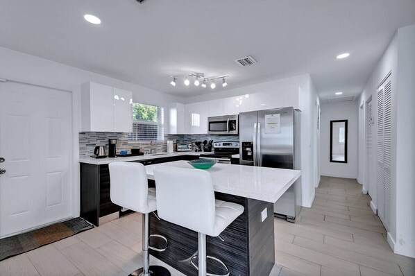 Réfrigérateur, micro-ondes, four, plaque de cuisson