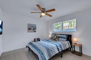 Desk, iron/ironing board, WiFi, bed sheets