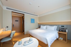 A hotel room with a bed, a desk, a chair, and a small table with tea set. - Ji Guangzhou Beijing Road Pedestrian St Cangbian (Guangzhou)