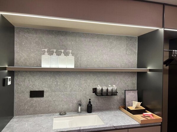 A modern kitchen with a marble countertop, built-in shelves, and a sink. - Ji Guangzhou Beijing Road Pedestrian St Cangbian (Guangzhou)