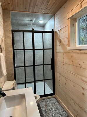 Douche, séchoir à cheveux, serviettes fournies, savon