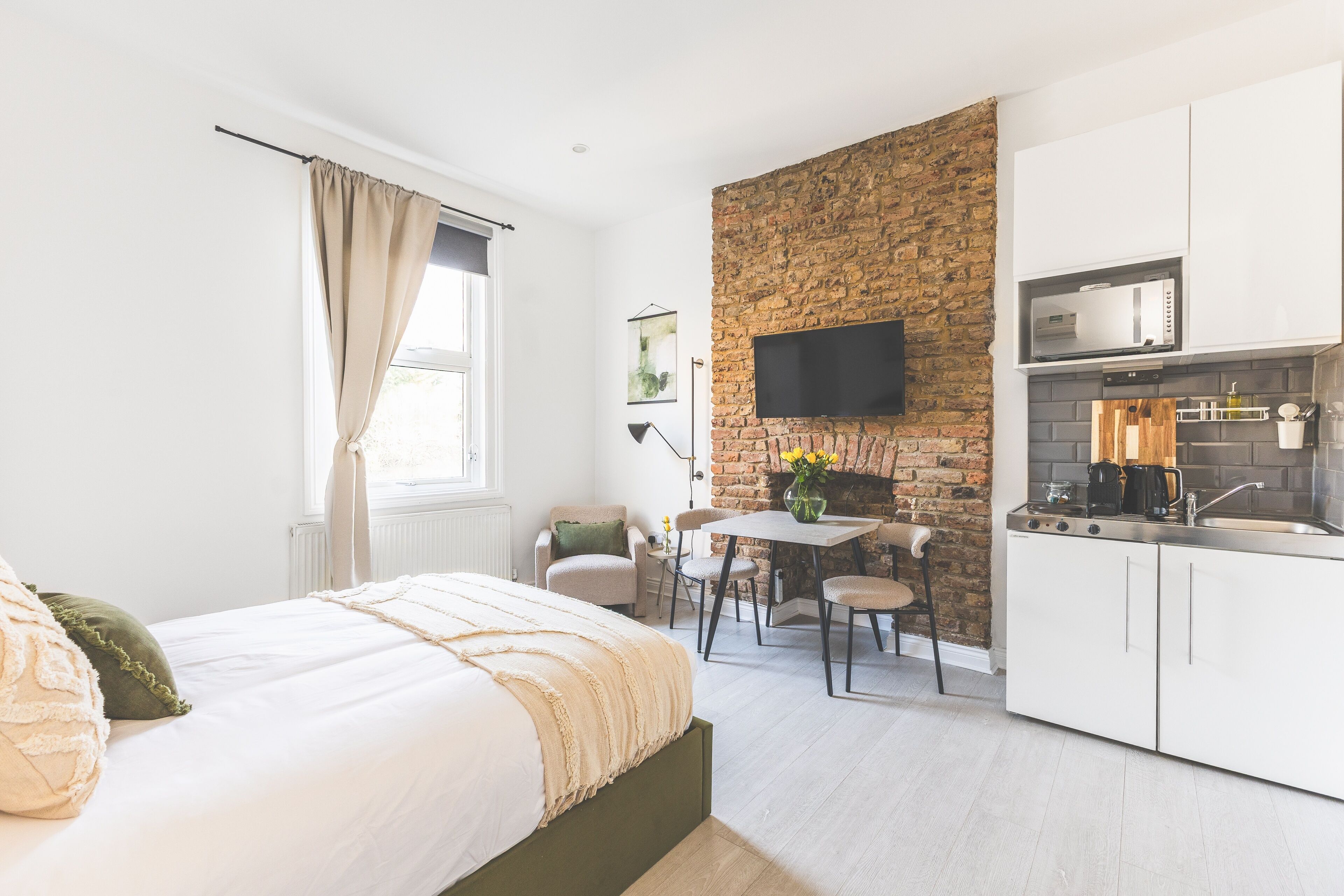 Iron/ironing board, internet, bed sheets