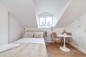 مكواة/لوح كي وخدمة الإنترنت وملاءات أسرّة