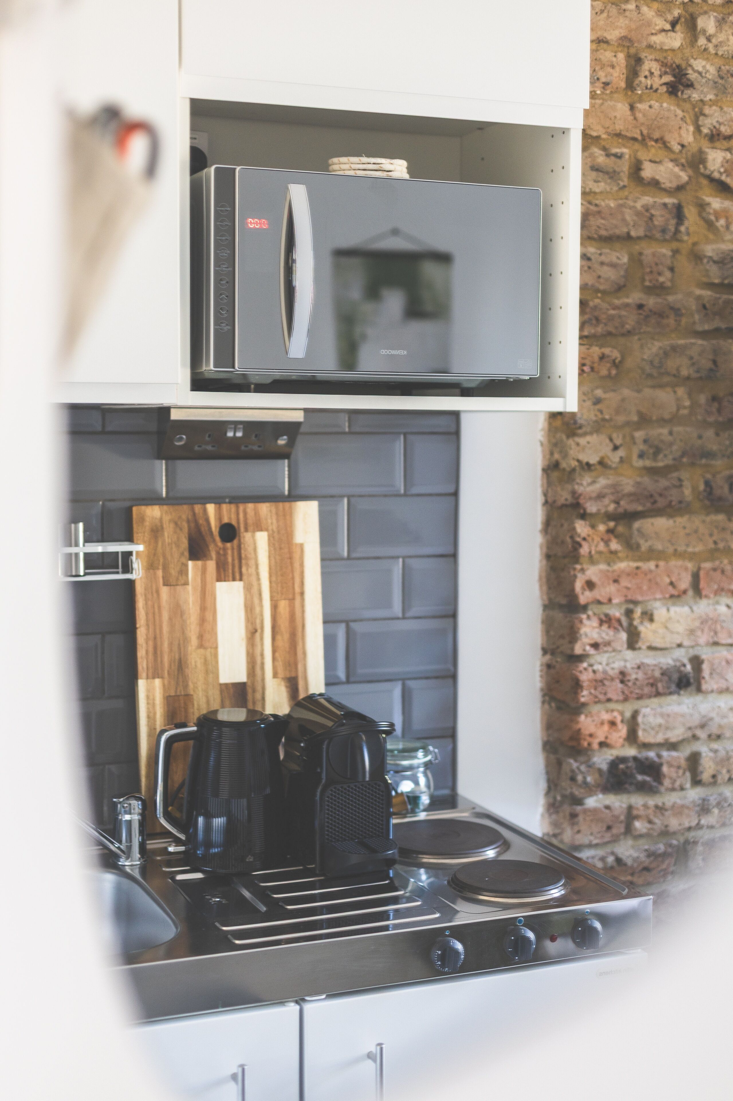 Kjøleskap, mikrobølgeovn, kokeplater og kaffetrakter/tekoker