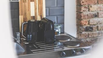 Frigorífico, microondas, placa de cocina y cafetera o tetera