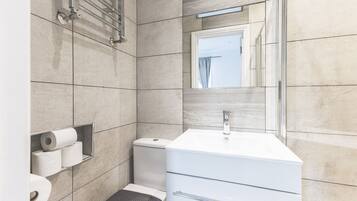 Secador de pelo y toallas