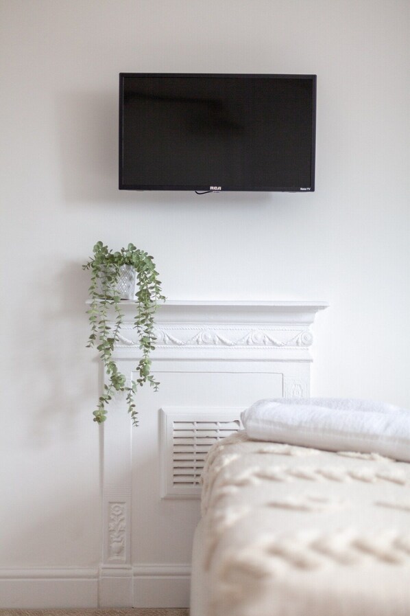 Iron/ironing board, Internet, bed sheets