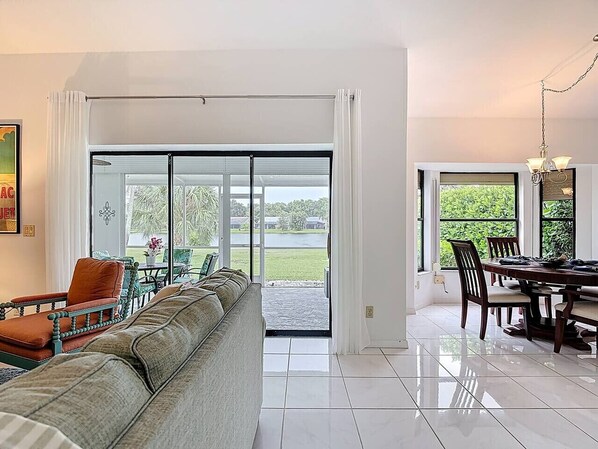 TV - 3BR Retreat – Hot Tub, Fire Pit & Parking (Naples)