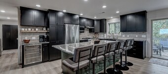 Cozy Haven - 4 En-Suite BR + Hot Tub + Fire Pit