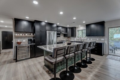 Cozy Haven - 4 En-Suite BR + Hot Tub + Fire Pit