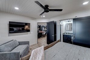 4 室のベッドルーム、デスク、アイロン / アイロン台、旅行用ベビーベッド