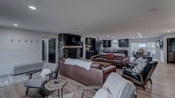 Smart TV, chimenea y libros