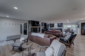 Smart-TV, Kamin, Bücher