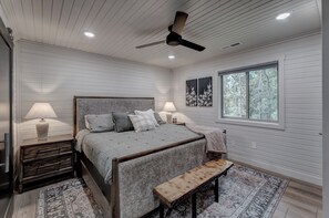 4 Schlafzimmer, Schreibtisch, Bügeleisen/Bügelbrett, Reisekinderbett