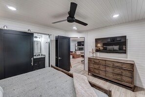 4 Schlafzimmer, Schreibtisch, Bügeleisen/Bügelbrett, Reisekinderbett