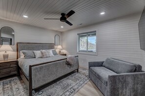 4 Schlafzimmer, Schreibtisch, Bügeleisen/Bügelbrett, Reisekinderbett