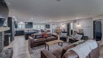 Smart TV, chimenea y libros