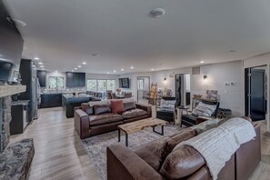 Älytelevisio, takka, kirjoja