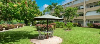 Cosy apartment with pool and garden view