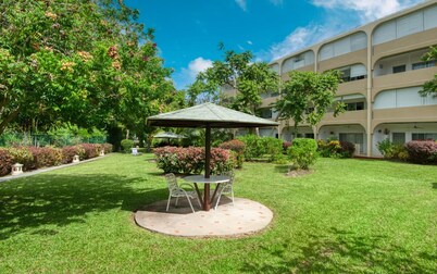 Cosy apartment with pool and garden view